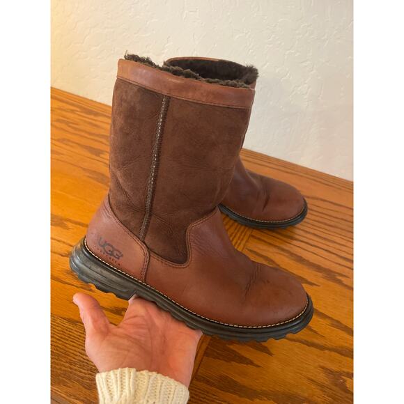 Ugg Shoes - UGG BROOKS BOOT SIZE 8